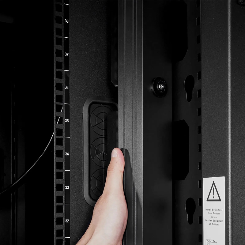 SFPS 21.06kW 3-Phase 32A/380V Switched Rack PDU, 21 x C13 & 3 x C19 Outlets, IEC309 32A 3P+N+E Plug, 10ft Cord, 0U Vertical SFPS